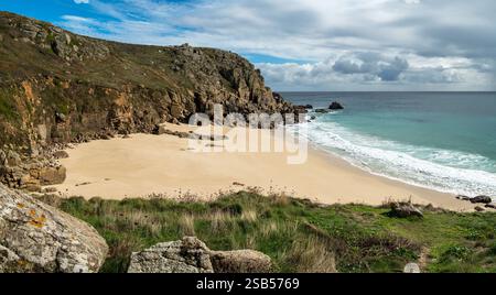 Wunderschöner, kleiner, einsamer Sandstrand von Porth Chapel an der südkornischen Küste in der Nähe von Porthcurno an einem sonnigen Septembertag, Cornwall, England, Großbritannien Stockfoto