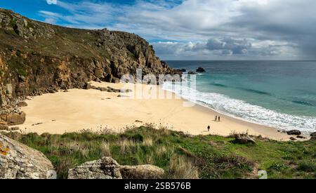 Wunderschöner, kleiner, ruhiger Sandstrand von Porth Chapel an der südkornischen Küste in der Nähe von Porthcurno an einem sonnigen Septembertag, Cornwall, England, Großbritannien Stockfoto