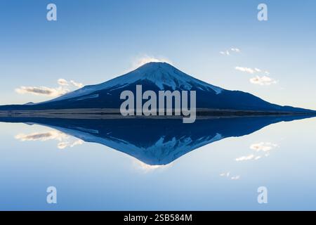 Berg fuji blaue Stunde Reflexion auf dem See Yamanakako Stockfoto