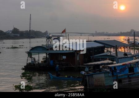 Fischer auf dem Mekong in der Nähe von Chau Doc in Vietnam. In der Nähe der kambodschanischen Grenze leben viele Khmer, Cham und Chinesen. Stockfoto