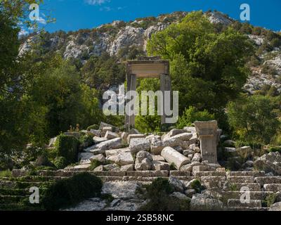 Die Ruinen der antiken Stadt Termessos. Eine der berühmtesten archäologischen Stätten der Türkei. Das Tor zum Tempel der Artemis. Provinz Antalya Stockfoto