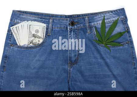 Hanfblatt in der Jeanstasche. Industrielles Hanfblatt auf Jeansstoff. Hanfblatt und Dollars in der Jeanstasche. Stockfoto