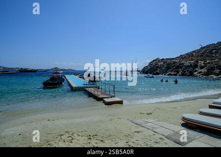Mykonos, Griechenland - 13. September 2024 : Blick auf eine schwimmende Brücke am Strand von Psarou in Mykonos, Griechenland Stockfoto