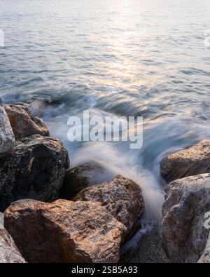 Lange Exposition von Wellen und Steinen an der Mittelmeerküste im Nationalpark Cinque Terre, Ligurien, Italien. Landschaftsfotografie Stockfoto
