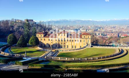 Außenansicht der Villa della Regina, einer ehemaligen Adelsresidenz in Turin. Die Innenstadt von Turin und die Alpen im Hintergrund Stockfoto