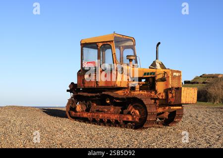 Ein Kettenfahrzeug von caterpillar zum Schleppen von Fischerbooten an der Nordküste von Norfolk in Weybourne, Norfolk, England, Vereinigtes Königreich. Stockfoto