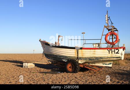 Ein Fischerboot und Anhänger über Hochwasser am Kiesstrand in North Norfolk bei Cley Next the Sea, Norfolk, England, Großbritannien. Stockfoto