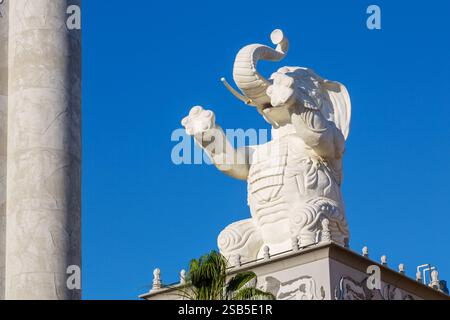 Babylon Shopping Center in Los Angeles mit Elefanten. Detaillierte Skulptur der Statue des weißen Elefanten im Babylon Shopping Center in Los Angeles, Nahaufnahme. Los Angeles, CA, USA - 5. April 2017 Stockfoto
