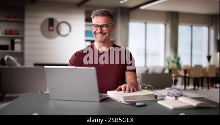 Mann, Der Steuern Und Familienbudget Am Computer Macht Stockfoto