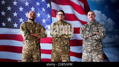 Veteranen der patriotischen Armee stehen vor amerikanischer Flagge und grüßen. Stockfoto