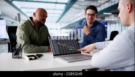 Programmierer Kodiert Spät In Der Nacht, Um Eine Vielfältige Business-Website Zu Entwickeln. Stockfoto