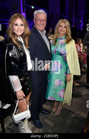 Mareile Höppner, Helmut Schlotterer und Frauke Ludowig bei der Marc Cain Fashion Show Parallel Universe auf der Berlin Fashion Week A/W 2025 im Kraftwerk Berlin. Berlin, 31.01.2025 *** Mareile Höppner, Helmut Schlotterer und Frauke Ludowig auf der Marc Cain Fashion Show Parallel Universe auf der Berlin Fashion Week A W 2025 im Kraftwerk Berlin Berlin, 31 01 2025 Foto:XF.xKernx/xFuturexImagex cain 5200 Stockfoto