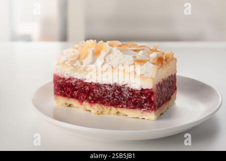 Stück Beerenkuchen mit Sahne. Nahaufnahme. Cremiger Mascarponekuchen mit Erdbeeren. Lebensmittelfoto Stockfoto