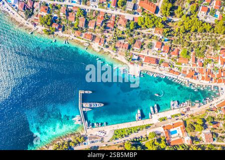 Ein atemberaubender Blick von oben auf die Maslinica-Bucht auf der Insel Solta, Kroatien, mit Blick auf die türkisfarbene Adria, Boote im Yachthafen und das Dorf Stockfoto