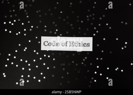 Der Ethikkodex steht auf schwarzem Hintergrund mit Sternmuster. Konzept einer Reihe von Regeln oder Prinzipien, die das Verhalten und die Entscheidungsfindung steuern i Stockfoto