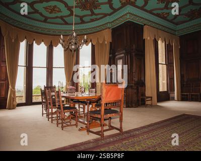 Ein großer traditioneller Speisesaal im Inneren. Stockfoto