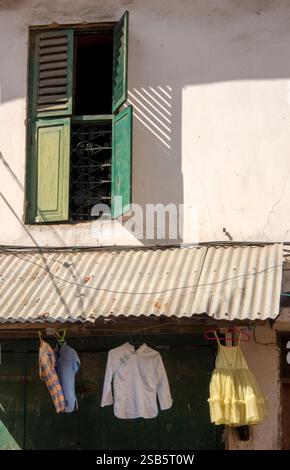 Afrika Tansania, Sansibar, Stonetown, Altstadt, Kokoni, Kleidung hängt in einem Geschäft in der Straße Stockfoto