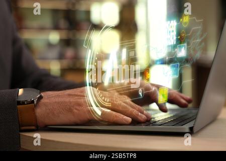 Künstliche Intelligenz. Mann benutzt Laptop am Tisch, Nahaufnahme. Schema mit KI und anderen Symbolen über dem Computer Stockfoto
