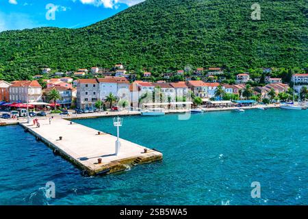 Blick von der Fähre auf eine kleine Stadt Trpanj in Süddalmatien in Kroatien Stockfoto