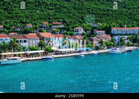 Blick von der Fähre auf eine kleine Stadt Trpanj in Süddalmatien in Kroatien Stockfoto