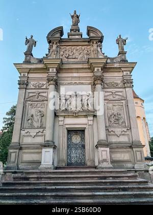 Großes Gebäude mit vielen Details. Das Gebäude ist weiß und hat viele Statuen. Das Gebäude ist sehr alt und hat viel Geschichte Stockfoto