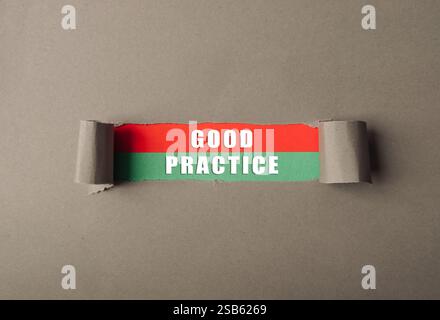 Ein zerrissenes Blatt Papier mit den Worten „Good Practice“, die Best Practices, Richtlinien und professionelle Standards symbolisieren. Stockfoto