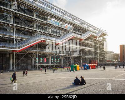 Centre Pompidou Paris, Architektur entworfen von Renzo Piano und Richard Rogers Public plaza Stockfoto
