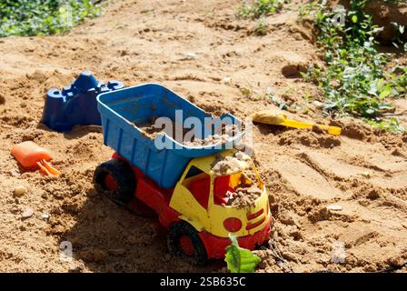 Spielzeugkipper im Sandkasten Stockfoto