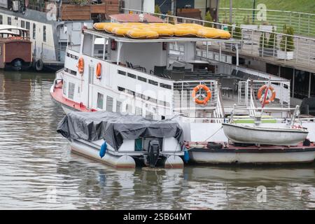 Ein großes weißes Schiff, das am Kai ankert. Stockfoto