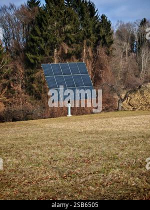 Solarpanel und Photovoltaik zur Erzeugung nachhaltiger Energie und Strom Solarpanel und Photovoltaik für nachhaltige Energie Stockfoto