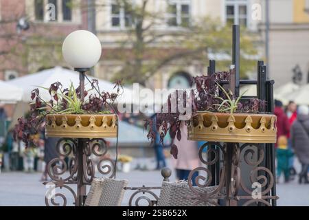 Ein wunderschöner Blumenstrauß auf der Straße in einer Metallvase. Stockfoto