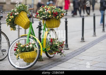 Zwei mit Blumen dekorierte Fahrräder auf dem Bürgersteig. Stockfoto