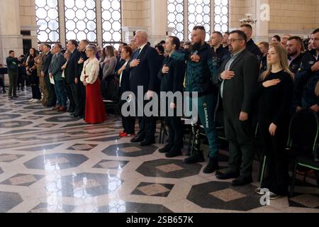 Nicht exklusiv: KIEW, UKRAINE - 31. JANUAR 2025 - die Teilnehmer stehen auf dem Spiel, während die Nationalhymne während der Abfahrtszeremonie von gespielt wird Stockfoto