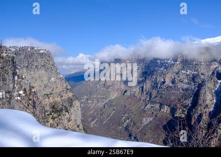 Schnee über der Vikos-Schlucht aus dem Pindus-Gebirge im Nordwesten Griechenlands. Stockfoto