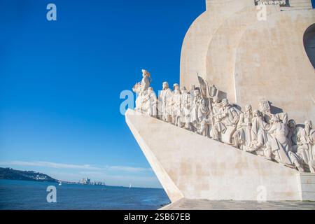 Lissabon Portugal : das Denkmal der Entdeckungen (Padrão dos Descobrimentos) ist ein Wahrzeichen, das dem Zeitalter der Entdeckungen gewidmet ist. Stockfoto