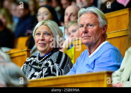 Stockholm, Schweden. Januar 31, 2025. STOCKHOLM, SCHWEDEN 20250131Leo Borgs Eltern Patricia Östfeldt und Björn Borg im Publikum, als Leo Borg im Davis-Cup-Spiel zwischen Schweden und Australien in der Royal Tennis Hall in Stockholm gegen Aleksandar Vukic spielt. Foto: Jonas Ekströmer/TT/Code 10030 Credit: TT News Agency/Alamy Live News Stockfoto