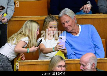 Stockholm, Schweden. Januar 31, 2025. STOCKHOLM, SCHWEDEN 20250131Junge Tennisfans machen Selfies mit Tennislegende Björn Borg während des Singles-Spiels zwischen Leo Borg und Aleksandar Vukic im Davis-Cup-Spiel zwischen Schweden und Australien, das am 31. Januar 2025 in der Royal Tennis Hall in Stockholm ausgetragen wird. Foto: Jonas Ekströmer/TT/Code 10030 Credit: TT News Agency/Alamy Live News Stockfoto