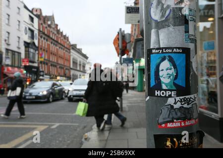 Dublin, Irland - 22. Januar 2025 - Laternenaufkleber auf der Dame Street mit Sinn Fein TD und Parteivorsitzender Mary Lou McDonald mit dem Wort „Hoffnung“ Stockfoto