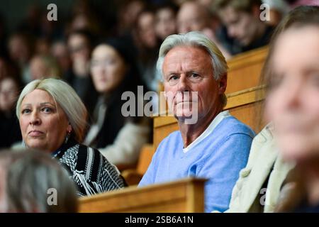 Stockholm, Schweden. Januar 31, 2025. STOCKHOLM, SCHWEDEN 20250131Leo Borgs Eltern Patricia Östfeldt und Björn Borg im Publikum, als Leo Borg im Davis-Cup-Spiel zwischen Schweden und Australien in der Royal Tennis Hall in Stockholm gegen Aleksandar Vukic spielt. Foto: Jonas Ekströmer/TT/Code 10030 Credit: TT News Agency/Alamy Live News Stockfoto