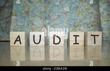 Holzblock mit dem Wort AUDIT drauf. Die Blöcke sind in einer Reihe angeordnet, wobei jeder Block einen anderen Buchstaben hat. Die Anordnung des bl Stockfoto