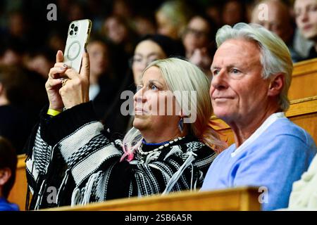 Stockholm, Schweden. Januar 31, 2025. STOCKHOLM, SCHWEDEN 20250131Leo Borgs Eltern Patricia Östfeldt und Björn Borg im Publikum, als Leo Borg im Davis-Cup-Spiel zwischen Schweden und Australien in der Royal Tennis Hall in Stockholm gegen Aleksandar Vukic spielt. Foto: Jonas Ekströmer/TT/Code 10030 Credit: TT News Agency/Alamy Live News Stockfoto