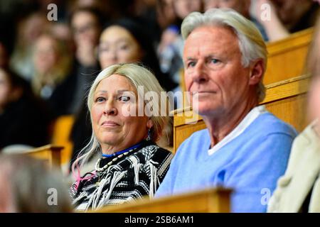 Stockholm, Schweden. Januar 31, 2025. STOCKHOLM, SCHWEDEN 20250131Leo Borgs Eltern Patricia Östfeldt und Björn Borg im Publikum, als Leo Borg im Davis-Cup-Spiel zwischen Schweden und Australien in der Royal Tennis Hall in Stockholm gegen Aleksandar Vukic spielt. Foto: Jonas Ekströmer/TT/Code 10030 Credit: TT News Agency/Alamy Live News Stockfoto