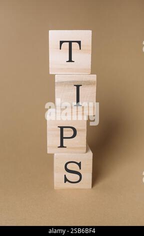 Stapel Holzblöcke mit dem Wort Tips darauf. Die Blöcke sind pyramidenförmig angeordnet, wobei die Wortspitzen oben stehen. Organbegriff Stockfoto