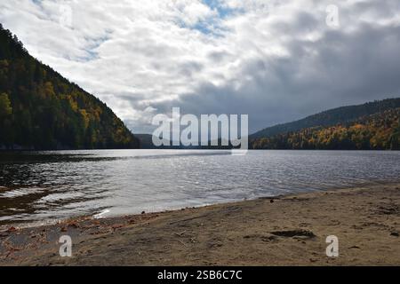 Wapizagonke See an einem bewölkten Tag bei schlechtem Wetter. Sandstrand am Vide Bouteille. Canada Park La Mauricie Herbstsaison Stockfoto