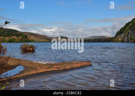 Wapizagonke See an einem sonnigen Herbsttag. Sandstrand am Vide Bouteille. Canada Park La Mauricie Stockfoto