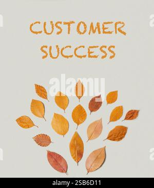 Laubbaum aus Blättern mit den Worten Customer Success in Orange. Konzept von Erfolg und Wachstum, da die Blätter das Wachstum eines Bu repräsentieren Stockfoto