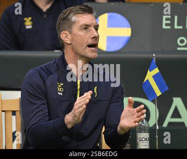 Stockholm, Schweden. Februar 2025. Der schwedische Davis-Cup-Kapitän Simon Aspelin beim Doppel-Spiel am Samstag im Davis-Cup-Treffen zwischen Schweden und Australien, das am 1. Februar 2025 in der Royal Tennis Hall in Stockholm ausgetragen wird. Foto: Jonas Ekströmer/TT/Code 10030 Credit: TT News Agency/Alamy Live News Stockfoto