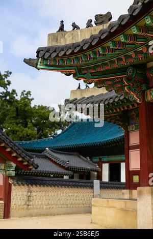 Ein traditionelles südkoreanisches Tempeldach mit dekorativen Danceong-Mustern, Dachziegeln und Schutzfiguren entlang des Dachgrats Stockfoto