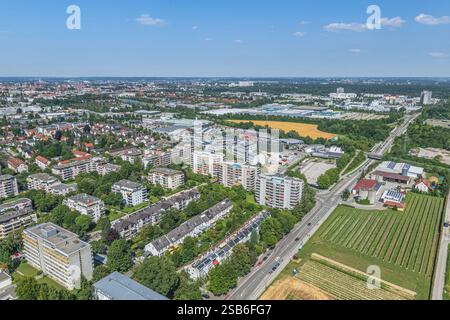 Blick aus der Vogelperspektive auf Augsburg, Blick auf Göggingen-Süd rund um die Friedrich-Ebert-Straße Stockfoto