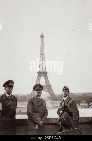 Hitler in Paris mit dem Eiffelturm im Hintergrund. Stockfoto